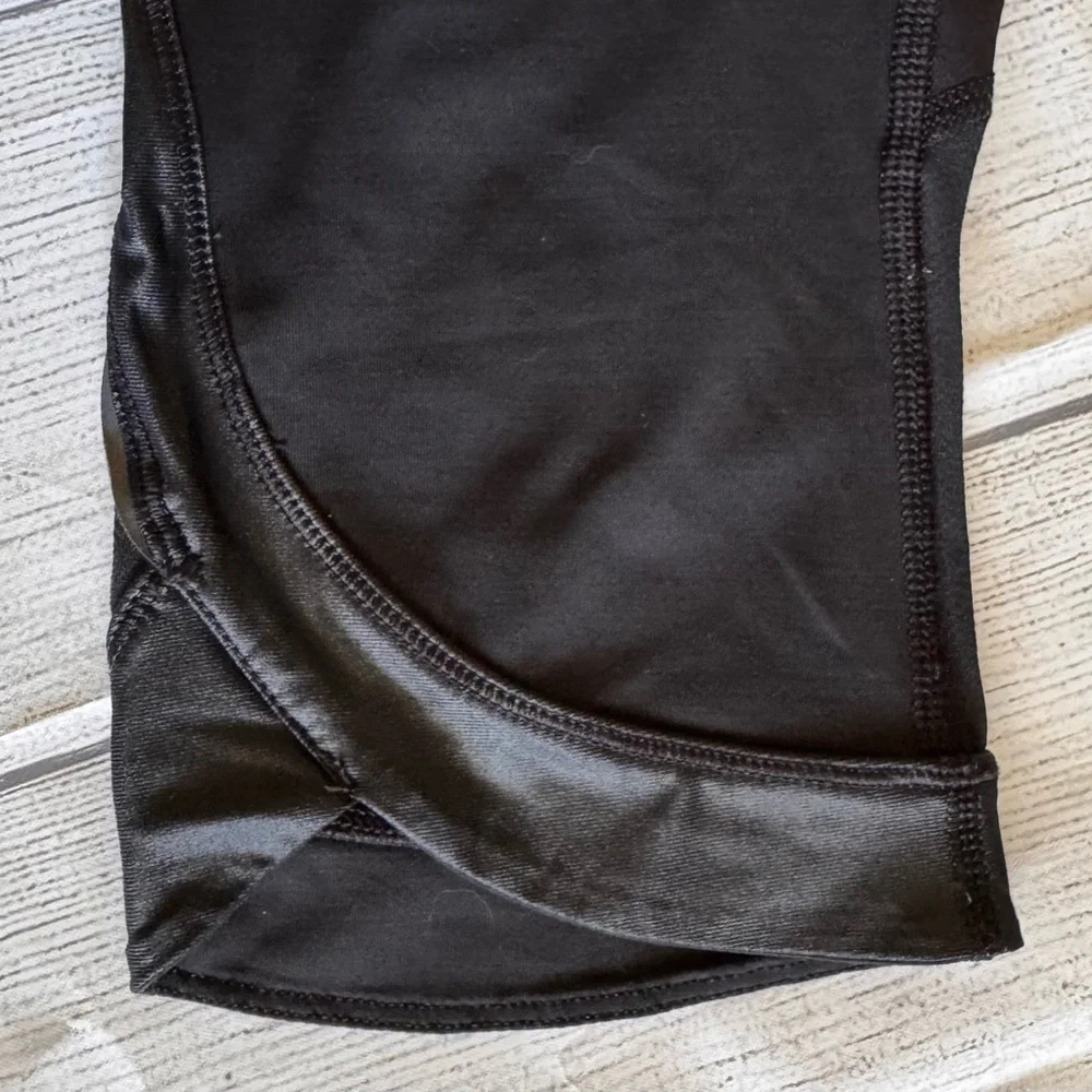 Lululemon Black Crop Leggings Size 8 Faux Leather Trim Zip Pocket Athletic - Picture 8 of 8